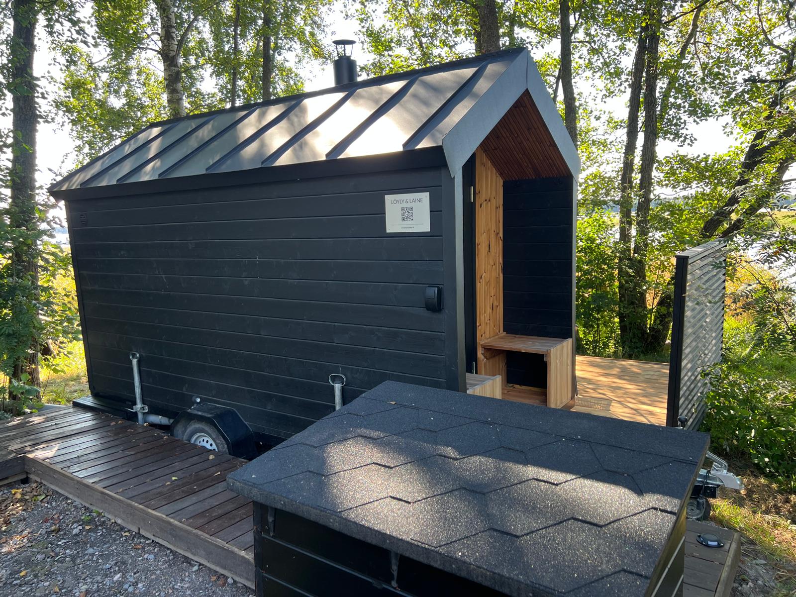 Sauna iltapäivän auringossa merinäkymän äärellä