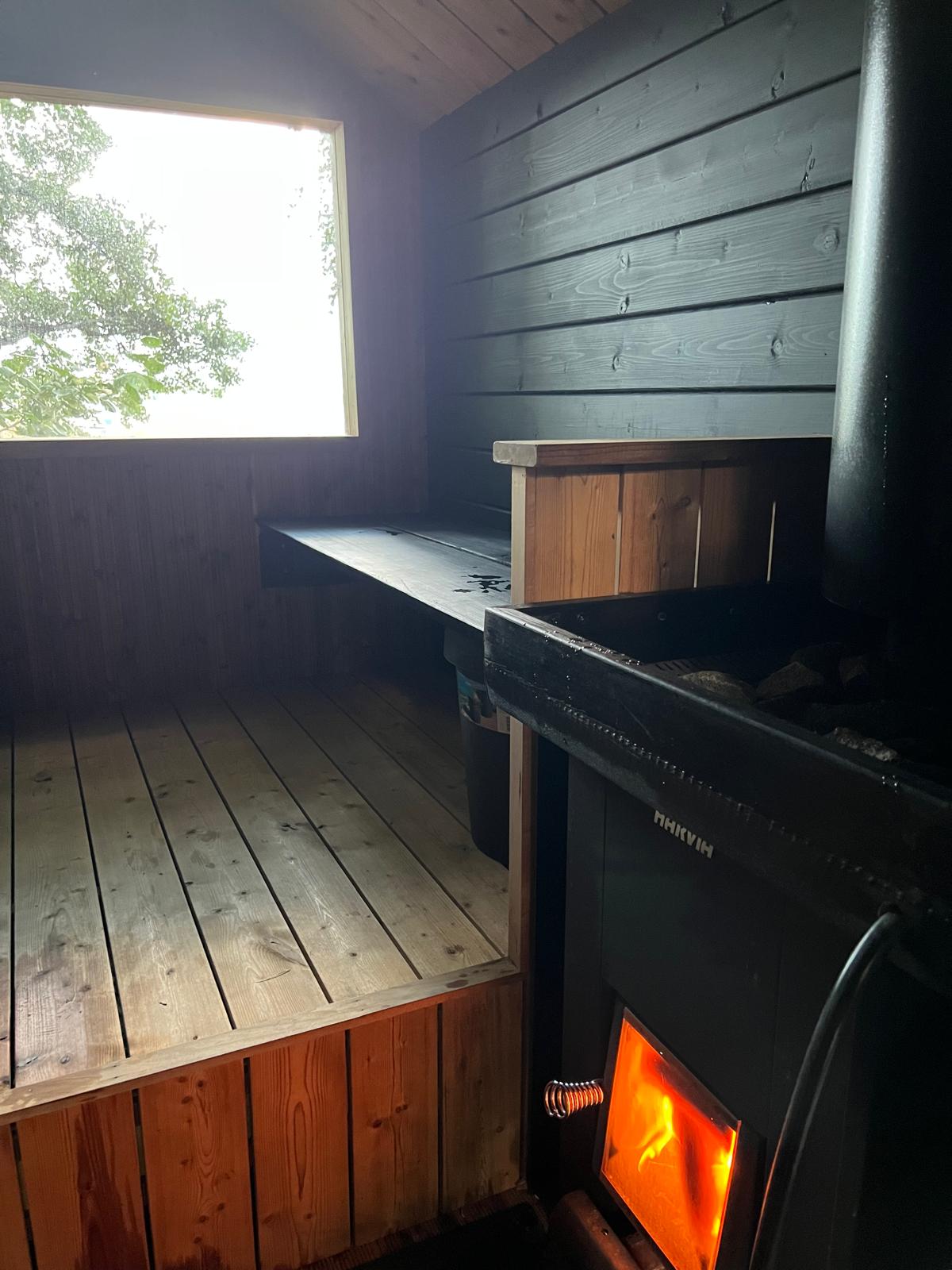 Saunan lauteet ja puukiuas lämpiämässä